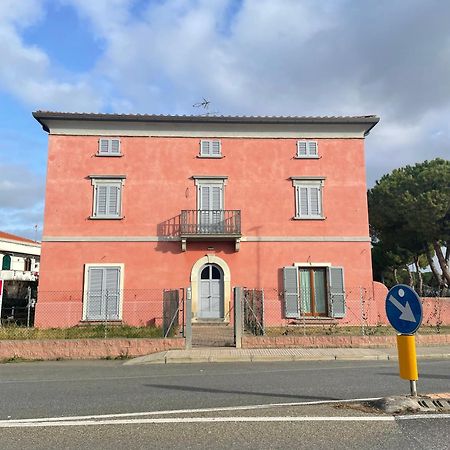 Casa Vacanze Le Due Torri Vada Exterior photo