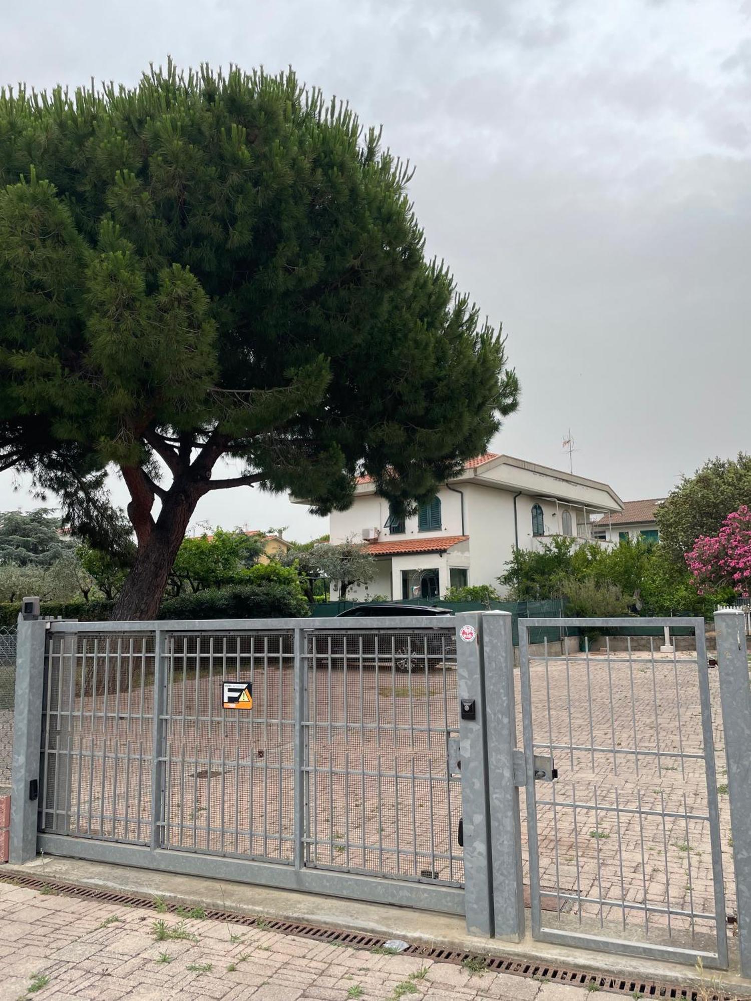 Casa Vacanze Le Due Torri Vada Exterior photo